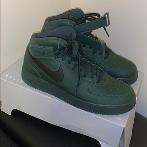 Air Force 1 “Mid ‘07” size 11